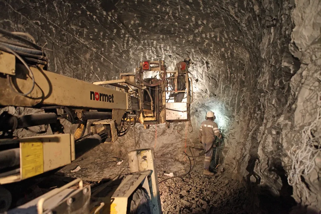 Chargement-d-explosif-pour-tir-de-mines